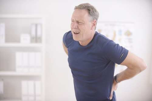 Mann leidet beim Atmen an Rückenschmerzen