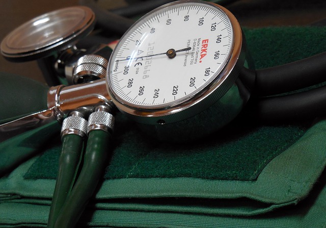 Orthostatische Hypotonie – Symptome, Behandlung und Therapie