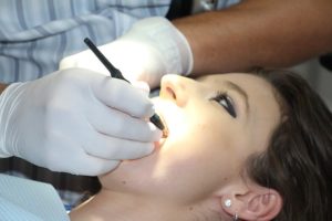 Zahnhalskaries – Ursachen und Symptome