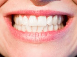 Wie viele Zähne haben erwachsene Menschen und Kinder in der Regel?