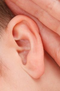 Vergrößerte Lymphknoten hinterm Ohr – Welche Ursachen gibt es?