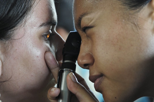 Mückenstich am Auge – wie behandeln und was beachten?