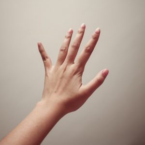 Schmerzen am Handrücken – ein Grund zur Besorgnis?
