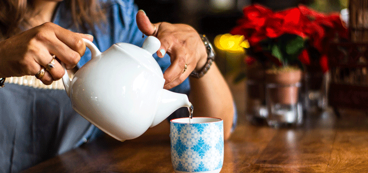 Viel Tee trinken hilft bei einer Stimmbandentzündung