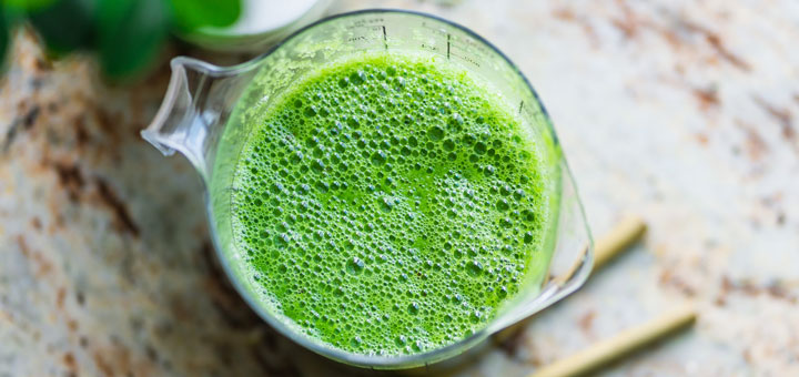 Vitamin K kann zum Beispiel durch einen grünen Smoothie aufgenommen werden