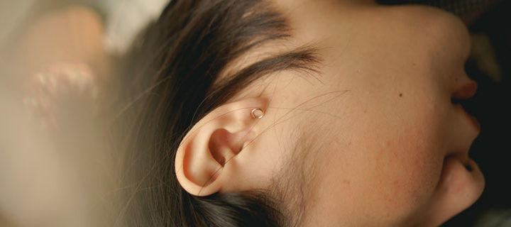 Ohr einer Frau mit Ekzem