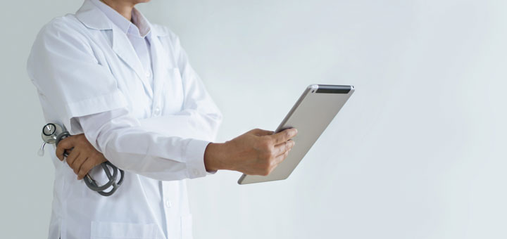 Arzt während Online-Sprechstunde mit I-Pad