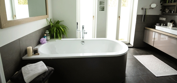 Ein Badezimmer, dass mit Badewannenlifter auch für Senioren geeignet wäre