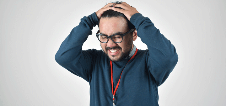 Mann leidet unter Konzentrationsschwäche und rauft sich deswegen die Haare