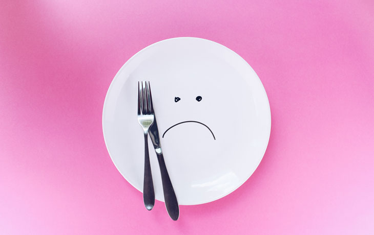 Ein leerer Teller symbolisiert das Thema Kalorienumsatz und Diät