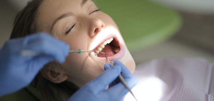 Fokus auf die Zähne einer Frau beim Zahnarzt