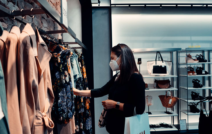 Frau trägt FFP2 Maske beim Shoppen