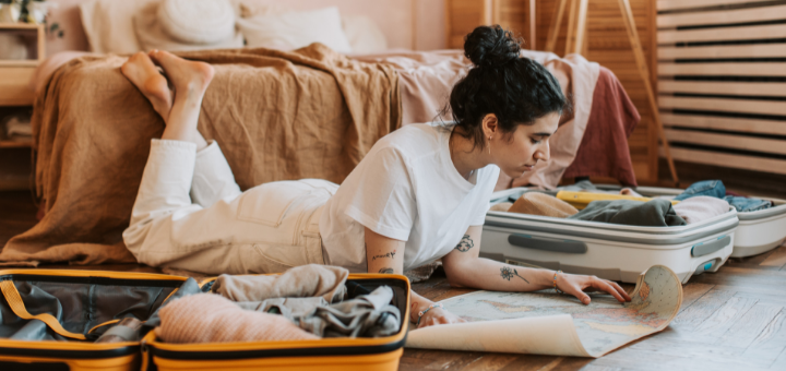 Frau mit Schlafapnoe packt ihren Koffer