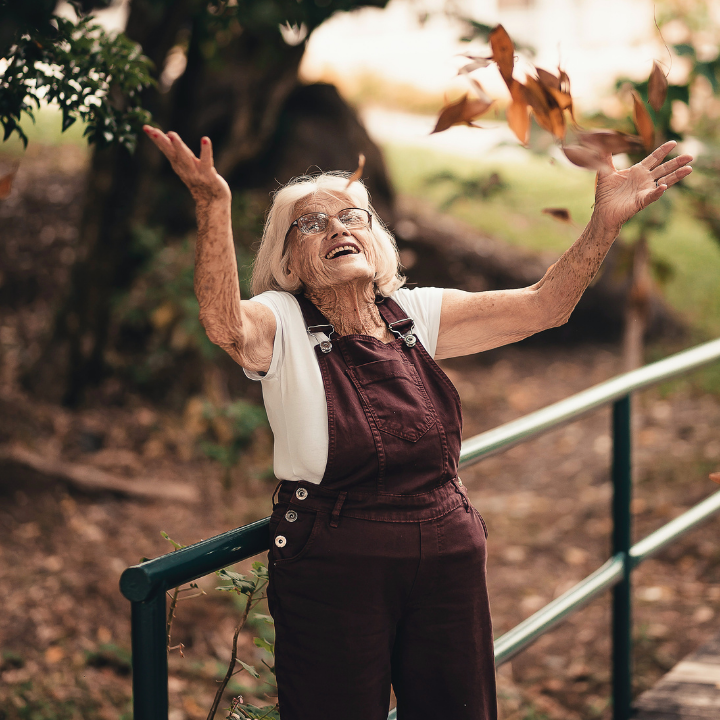 Glückliche ältere Frau, die zuhause alt werden kann