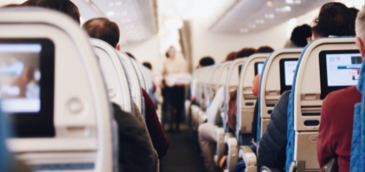 Menschen in einem Flugzeug sitzen auf ihren Plätzen