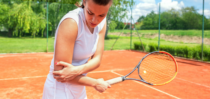 Frau leidet unter Tennisarm beim Tennis spielen