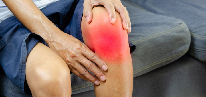 Frau, die unter Gelenkschmerzen am Knie leidet
